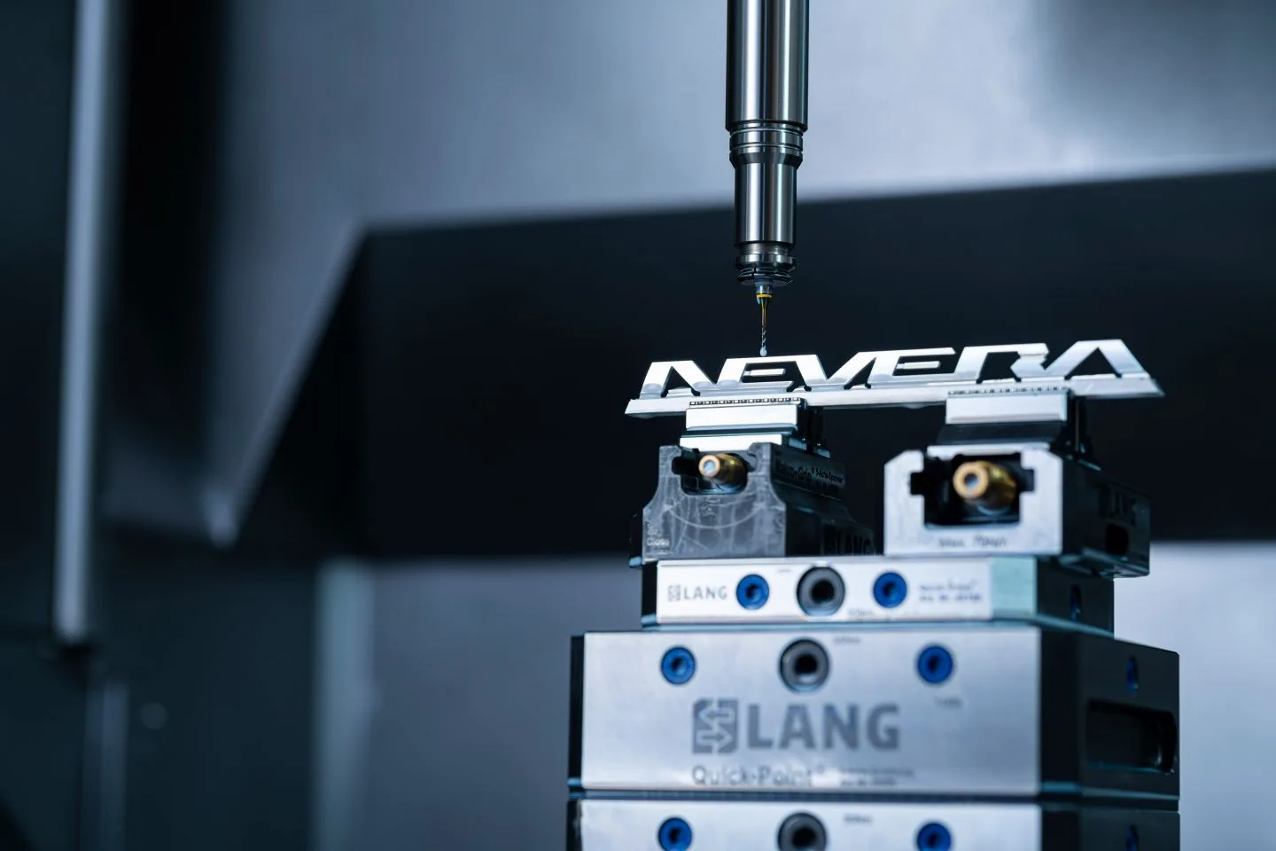 CNC 铣削 NEVERA 徽标
